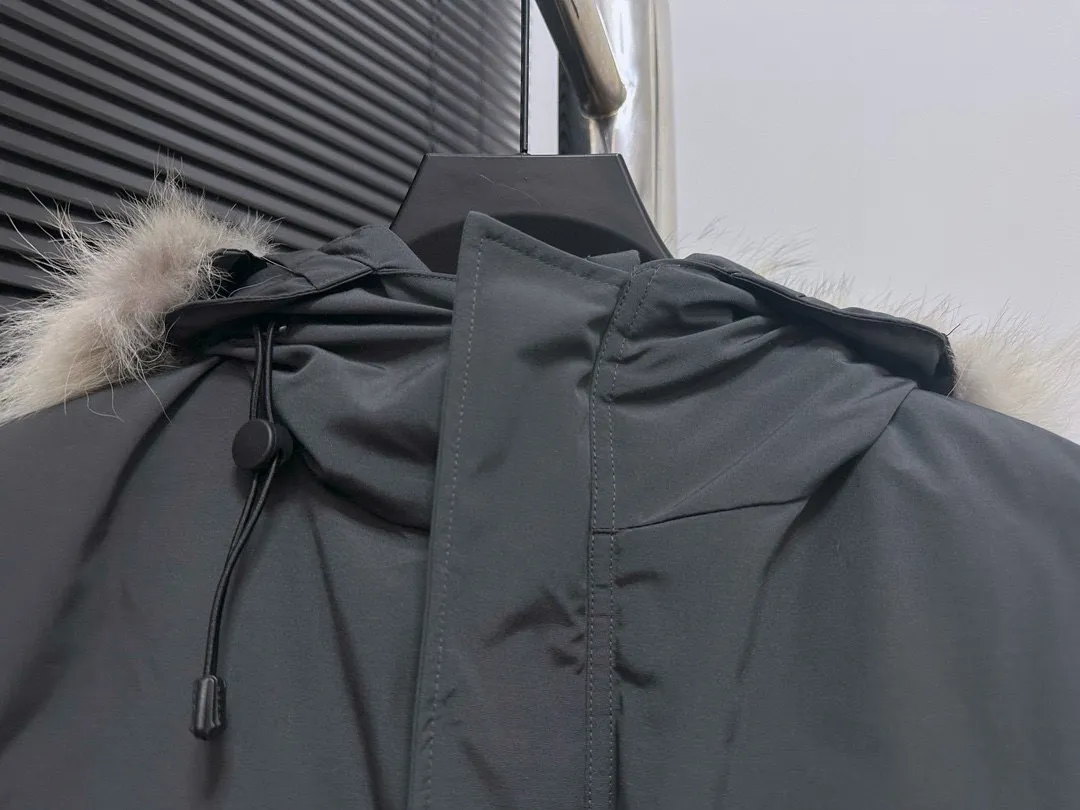 P780 top purchasing version graphite gray (wolf hair quality optional) 🇨🇦CANADA GOOES 24 new models 08/couple style Factory direct supply: supplying global purchasing agents, micro-business, entities, Tmall, high-end stalls and studio cooperation, free shipping! Canada Goose Expedition Parka 2008 is the same style for men and women. It is mid-length and the most timeless classic. All Arctic and Antarctic scientific expedition teams choose Canada Goose as their cold-proof equipment. It is the Rolls-Royce of down jackets. ➖ Industry-leading anti-counterfeiting chip sensing. ➖ Imported Behringer embroidery machines and customized embroidery labels, the highest level and industry leading. ➖ Imported Korean 21-count polyester-cotton blended original fabric, TC85 waterproof coated fabric, water-repellent, windproof and wear-resistant. ➖ The new national standard 80 white duck down is filled with an average of 520 grams of down. The amount of down filled is industry-leading. ➖ 100% nylon lining with double double-layer sealing design to prevent velvet running, and seamless thread design on the cuffs! ➖ Western Canadian Green Wolf Collar. ➖ Yoshida YKK provides original factory-customized electroplated sliders. YKK two-way lockable zippers are tight and smooth and do not peel off paint. ➖ 3M composite Velcro is durable and the accessories and hardware are all custom-made. Note: Our copywriting is only simple and clear. Instead of bragging about the copywriting, it is better to compare and understand with samples. Only for the purest goose, the most dedicated, the most professional, the highest quality, the highest cost performance!  Size:XS-XXL